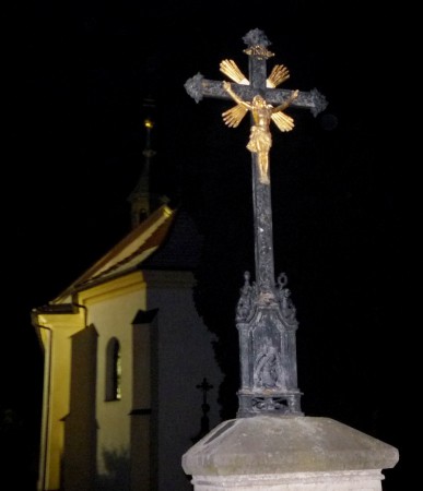 Noční osvětlený kostel