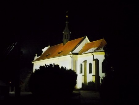 Noční pohled na osvětlený kostel